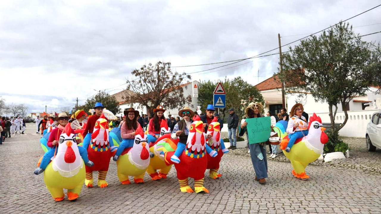Desfile de Carnaval com muita alegria e animação